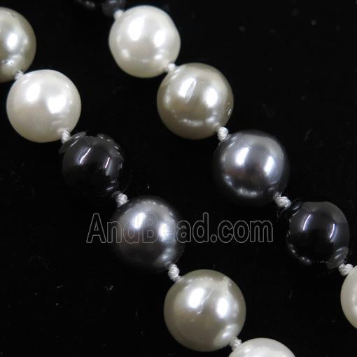 Pearlized Shell knoted necklace with clasp, round
