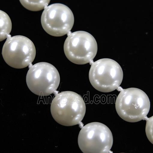 white Pearlized Shell knoted necklace with clasp, round
