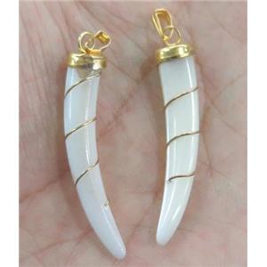 white pearl shell pendant, cattle horn, approx 6x35mm